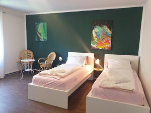 1 Schlafzimmer mit 2 Betten und einer grünen Wand in der Unterkunft Schöne Wohnungen in Essen in Essen