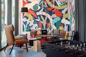 Posezení v ubytování Moxy Lisboa Oriente
