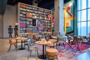 Posezení v ubytování Moxy Lisboa Oriente