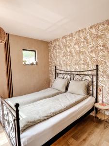 Cama en habitación con pared en Elysian Fields - Tiny House 'Evergreen' en Sadu
