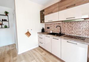 Kuhinja oz. manjša kuhinja v nastanitvi Elysian Fields - Tiny House 'Evergreen'
