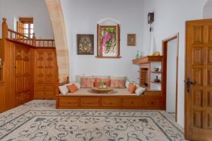 salon z kanapą i stołem w obiekcie Evangelia's Traditional Villa Lindos w Líndos