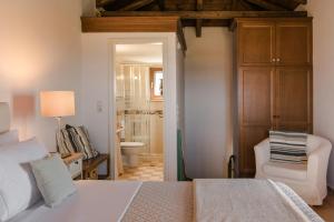 Postel nebo postele na pokoji v ubytování Eleonas Houses - Kardamili's Acqua Bliss