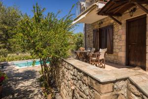 Bazén v ubytování Eleonas Houses - Kardamili's Acqua Bliss nebo v jeho okolí