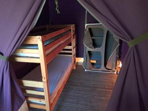 Camping le Bois Jahan في Brunelles: غرفة بسريرين في خيمة