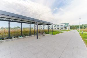 een gebouw met een fiets eronder geparkeerd bij Sunset Resort IV, Nadmorska 98B in Grzybowo