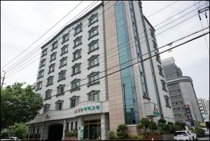 un gran edificio con un cartel en el costado en Hotel New Evergreen, en Mokpo