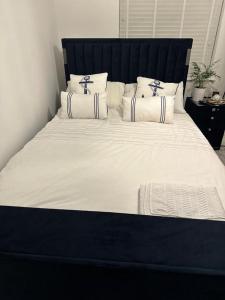 ein großes Bett mit weißer Bettwäsche und Kissen in der Unterkunft Capewell Gibson House in Rotherham