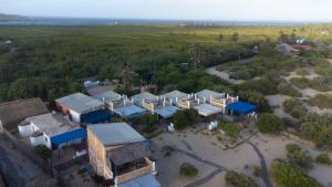 une vue aérienne sur une maison dans un champ dans l'établissement Neptune's Lodge and Beach Bar, à Cabo Nhamua