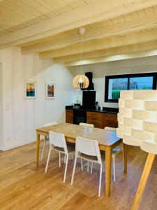 La Halte Occitane - Classé 3 étoiles - Pour 6 personnes, 3 chambres, parking, terrasse, tout inclus的休息区