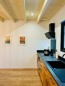 La Halte Occitane - Classé 3 étoiles - Pour 6 personnes, 3 chambres, parking, terrasse, tout inclus的厨房或小厨房