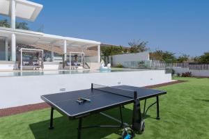 eine Tischtennisplatte vor einem Haus in der Unterkunft KARAT Villa Royal White in Adeje