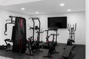 Zimmer mit mehreren Heimtrainern und einem Flachbild-TV in der Unterkunft KARAT Villa Royal White in Adeje