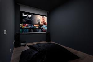 ein Schlafzimmer mit einem Filmplakat an der Wand in der Unterkunft KARAT Villa Royal White in Adeje