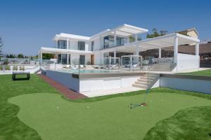 eine Darstellung eines Hauses mit einem Putting Green in der Unterkunft KARAT Villa Royal White in Adeje + 41 Fotos
