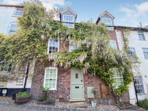 een oud stenen huis met een boom ervoor bij The Croft in Bridgnorth