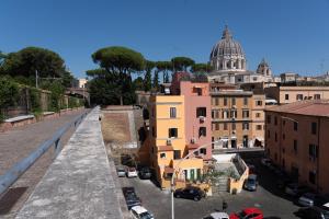 - une vue sur la ville depuis le toit d'un bâtiment dans l'établissement Hotel VM, à Rome