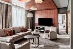 Televízia a/alebo spoločenská miestnosť v ubytovaní The Westin Warsaw