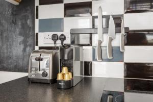 un bancone della cucina con macchinetta del caffè e coltelli di Percy Terrace - Charming 2 bedroom town house a Portsmouth