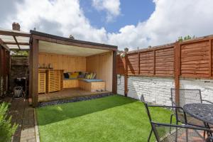 un giardino con patio e prato di Percy Terrace - Charming 2 bedroom town house a Portsmouth