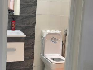 un bagno con un water e un lavandino di SUPERBE appart 2 ch au résidence balnéaire colina smir a M'diq Altre 21 foto