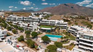 z góry widok na miasto z budynkami i basenem w obiekcie Magnificent apartment, close to the beach, in Estepona w mieście Estepona