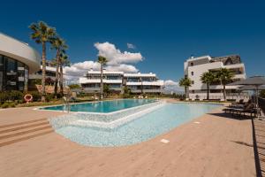 duży basen przed budynkiem w obiekcie Magnificent apartment, close to the beach, in Estepona w mieście Estepona