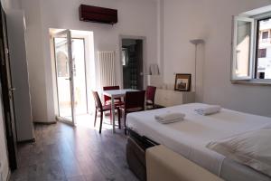 - une chambre avec un lit, une table et des chaises dans l'établissement Hotel VM, à Rome