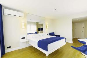 Säng eller sängar i ett rum på Elegance Sea View Aparthotel In Orbi City Batumi