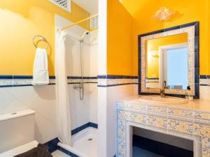 uma casa de banho com um chuveiro, um lavatório e um espelho. em Live Playa San Marcos Sayris Sea em Icod de los Vinos