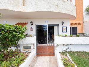 una entrada a una casa con una puerta en Live Playa San Marcos Sayris Sea, en Icod de los Vinos