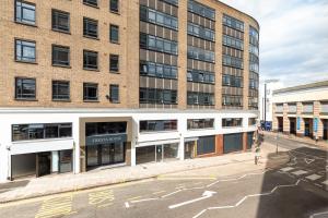 an empty street in front of a large building at Apartment In Luton Town Centre in Luton