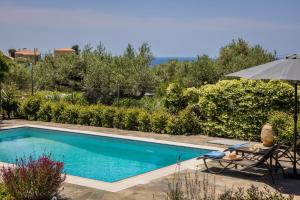 Bazén v ubytování Eleonas Houses - Kardamili's Acqua Bliss nebo v jeho okolí