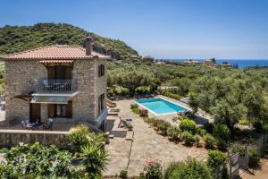 Bazén v ubytování Eleonas Houses - Kardamili's Acqua Bliss nebo v jeho okolí