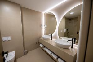 Baño con 2 lavabos y espejo en Hotel IN, en Žepče