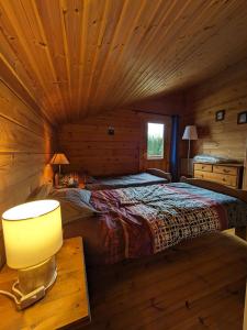 เตียงในห้องที่ Chalet Caribou