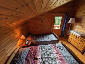 เตียงในห้องที่ Chalet Caribou
