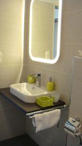 a bathroom with a sink and a mirror at Bed & Cloppenburg in Cloppenburg