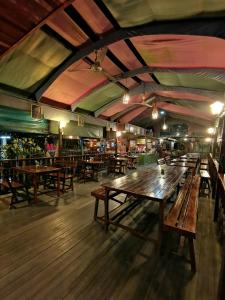 ein leeres Restaurant mit Holztischen und -stühlen in der Unterkunft Sepilok Jungle Resort in Sepilok