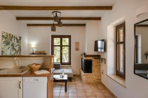 Kuchyň nebo kuchyňský kout v ubytování Eleonas Houses - Kardamili's Acqua Bliss