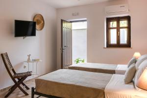 TV a/nebo společenská místnost v ubytování Eleonas Houses - Kardamili's Acqua Bliss