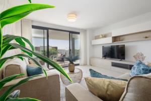salon z 2 kanapami i telewizorem w obiekcie Magnificent apartment, close to the beach, in Estepona w mieście Estepona