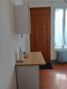 a kitchen with a counter and a door with a window at Maison avec jardin in Issoudun