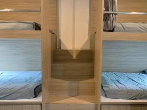 Postel nebo postele na pokoji v ubytování Marni BKK Hostel