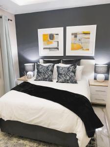 Postel nebo postele na pokoji v ubytování Westpoint Exclusive Apartments with Power Back Up