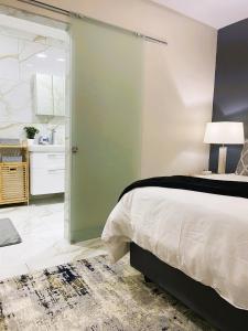 Кровать или кровати в номере Westpoint Exclusive Apartments with Power Back Up