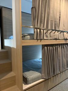 Postel nebo postele na pokoji v ubytování Marni BKK Hostel