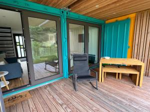 una cabina con tavolo e sedia su una terrazza di Tinyhous a Egnach