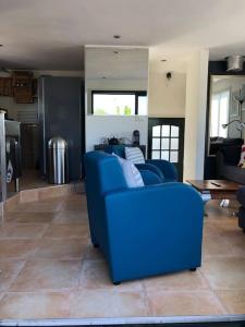 eine blaue Couch im Wohnzimmer in der Unterkunft Villa Waterwolf in Aalsmeer