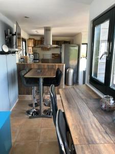 eine Küche mit einem Holztisch und eine Küche mit einer Theke in der Unterkunft Villa Waterwolf in Aalsmeer
